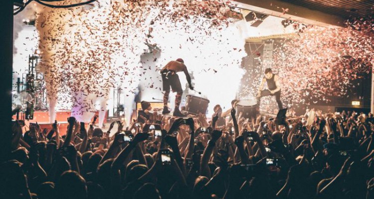 TWENTY ONE PILOTS zocken Mario Kart beim Konzert